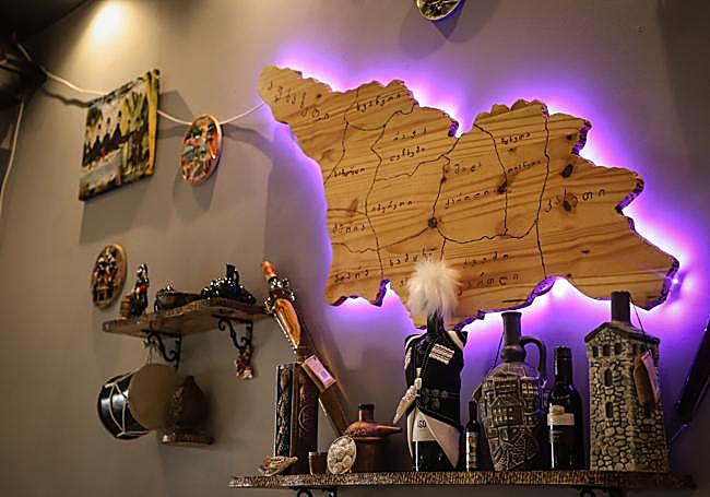 Pared del local burgalés Incógnito, con varios recuerdos de Georgia