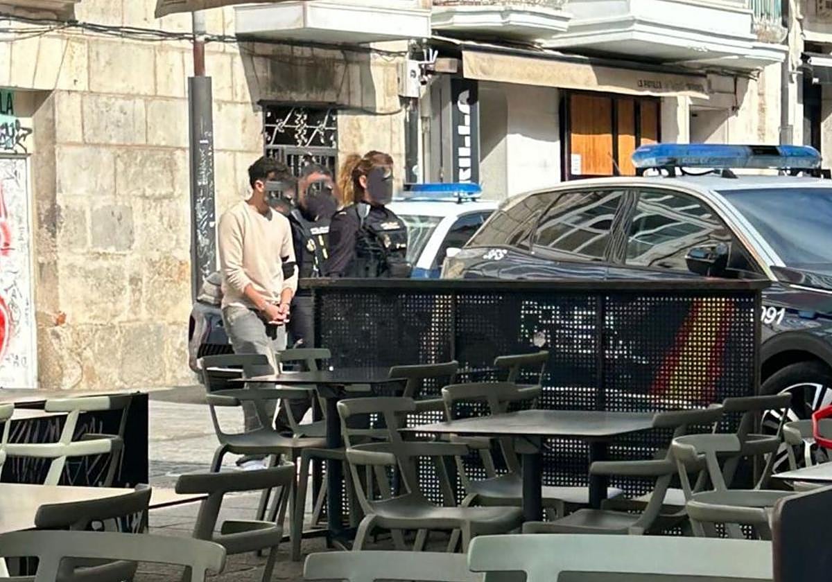 Momento en el que los agentes trasladan al detenido en el centro de Burgos.