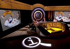 Imagen del plató de QI (Quite Interesting), de la BBC, hablando de la fiesta de El Colacho celebrada en Castrillo de Murcia.