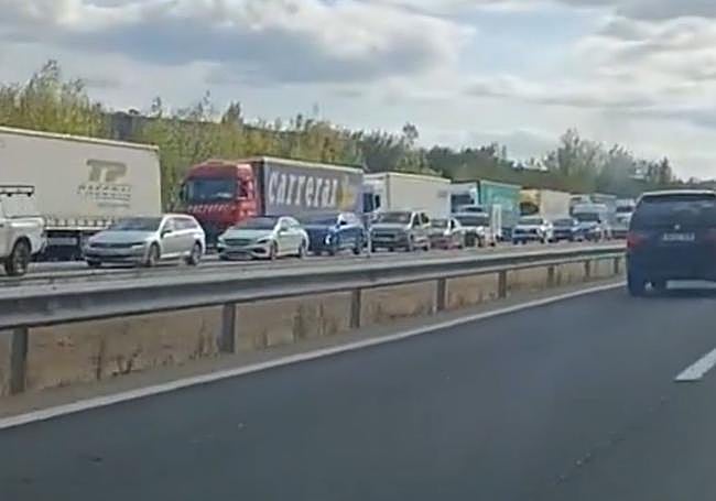 Atasco en la AP-1, a la altura de Briviesca, tras un grave accidente.