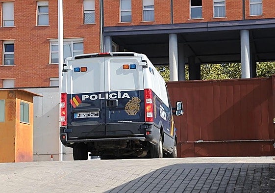 Furgón de la Policía Nacional de Burgos saliendo de la comisaría con un detenido.