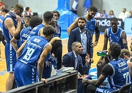 Bruno Savignani da instrucciones a sus jugadores durante el pasado encuentro frente a Bàsquet Girona.