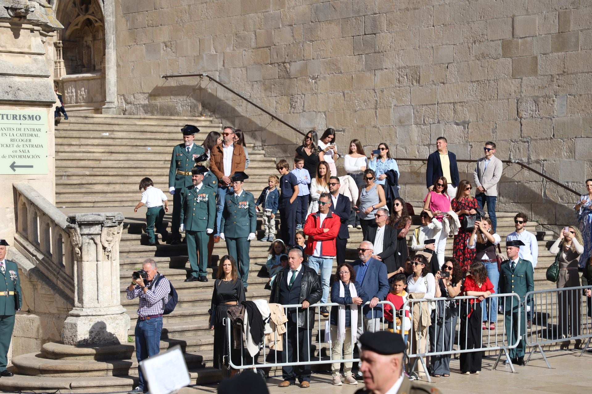 El acto de la Guardia Civil frente a la Catedral de Burgos, en imágenes