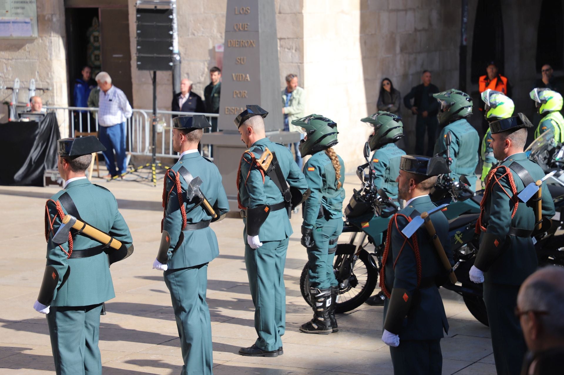 El acto de la Guardia Civil frente a la Catedral de Burgos, en imágenes