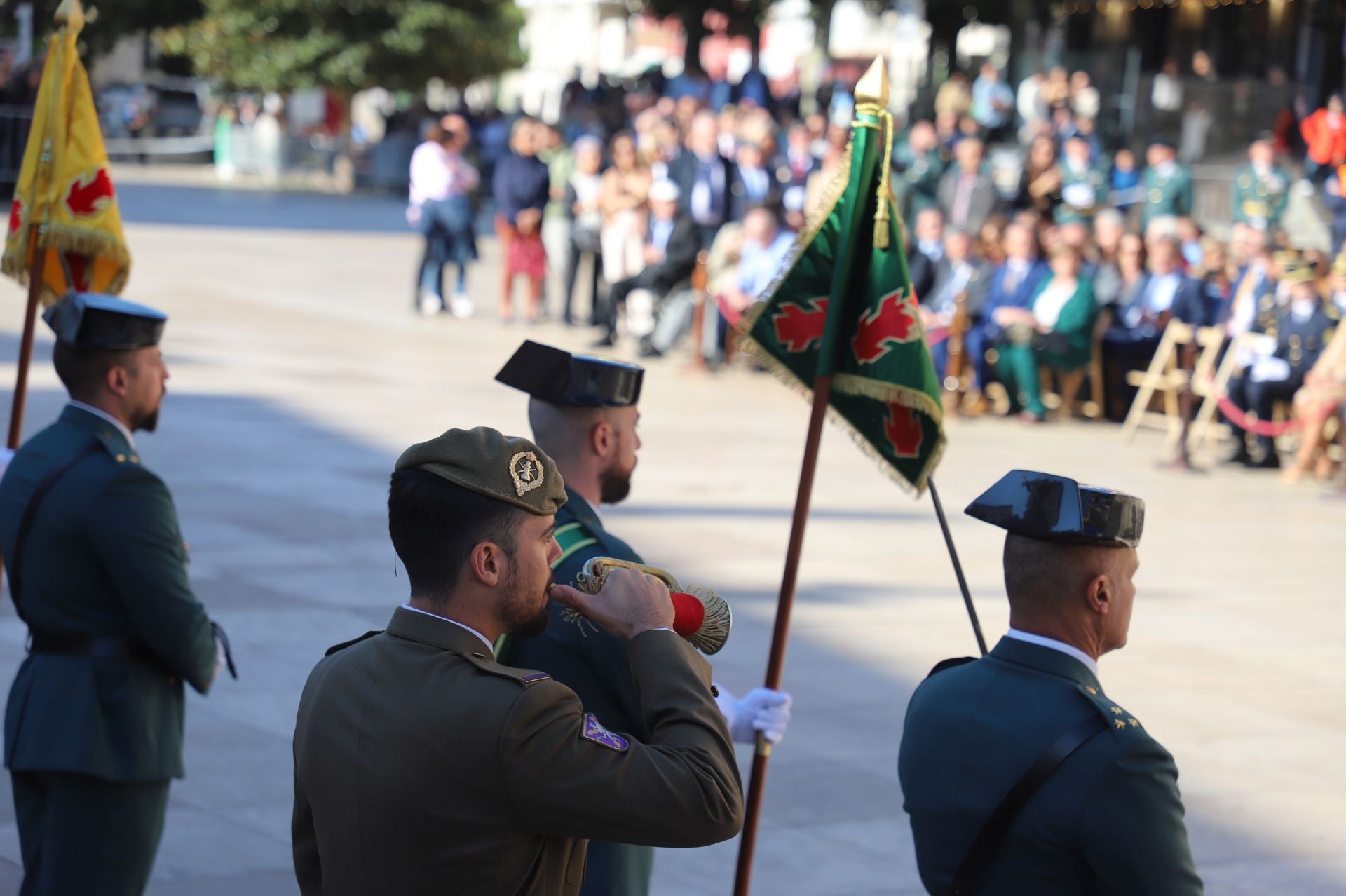 El acto de la Guardia Civil frente a la Catedral de Burgos, en imágenes