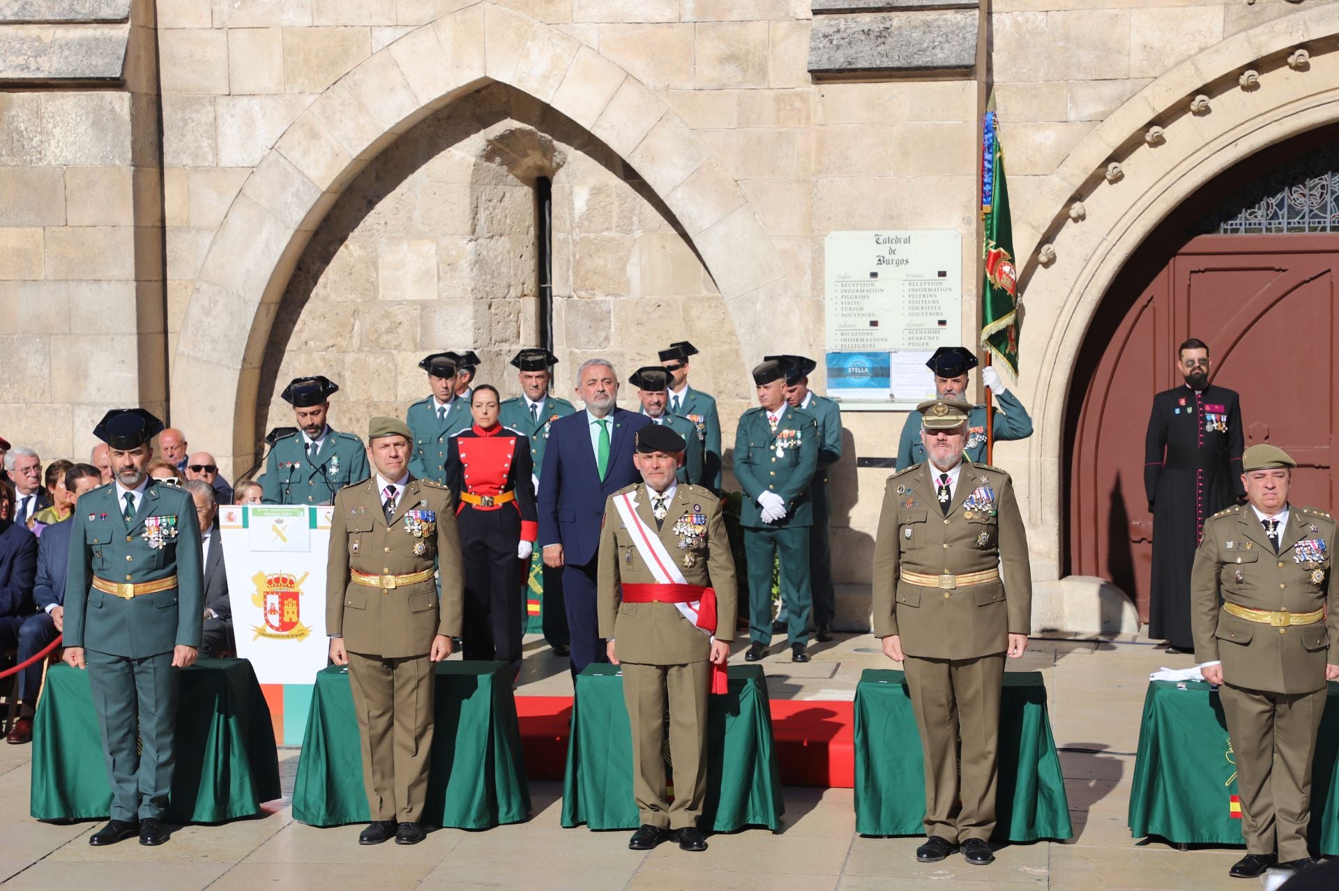 El acto de la Guardia Civil frente a la Catedral de Burgos, en imágenes