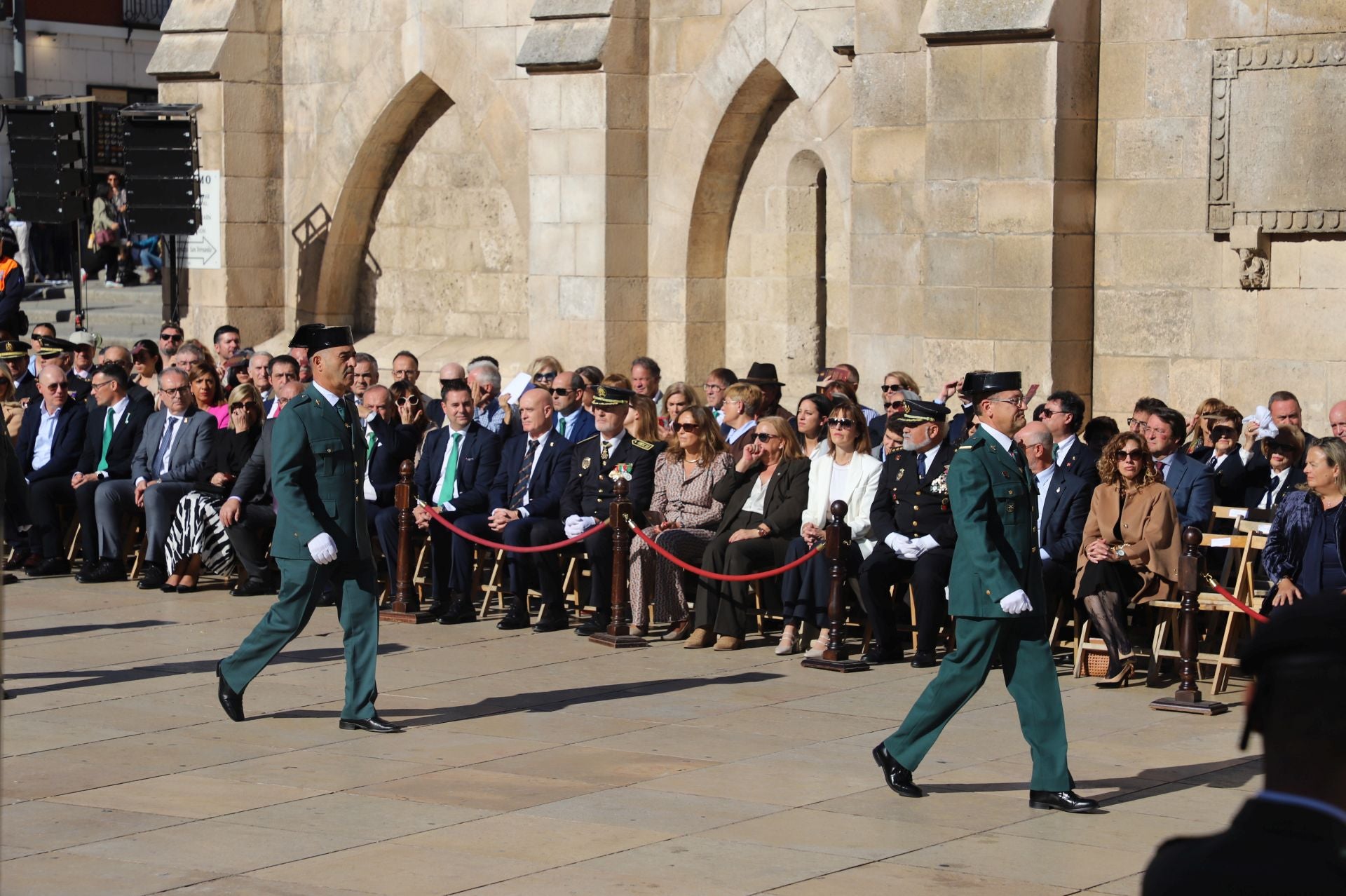 El acto de la Guardia Civil frente a la Catedral de Burgos, en imágenes