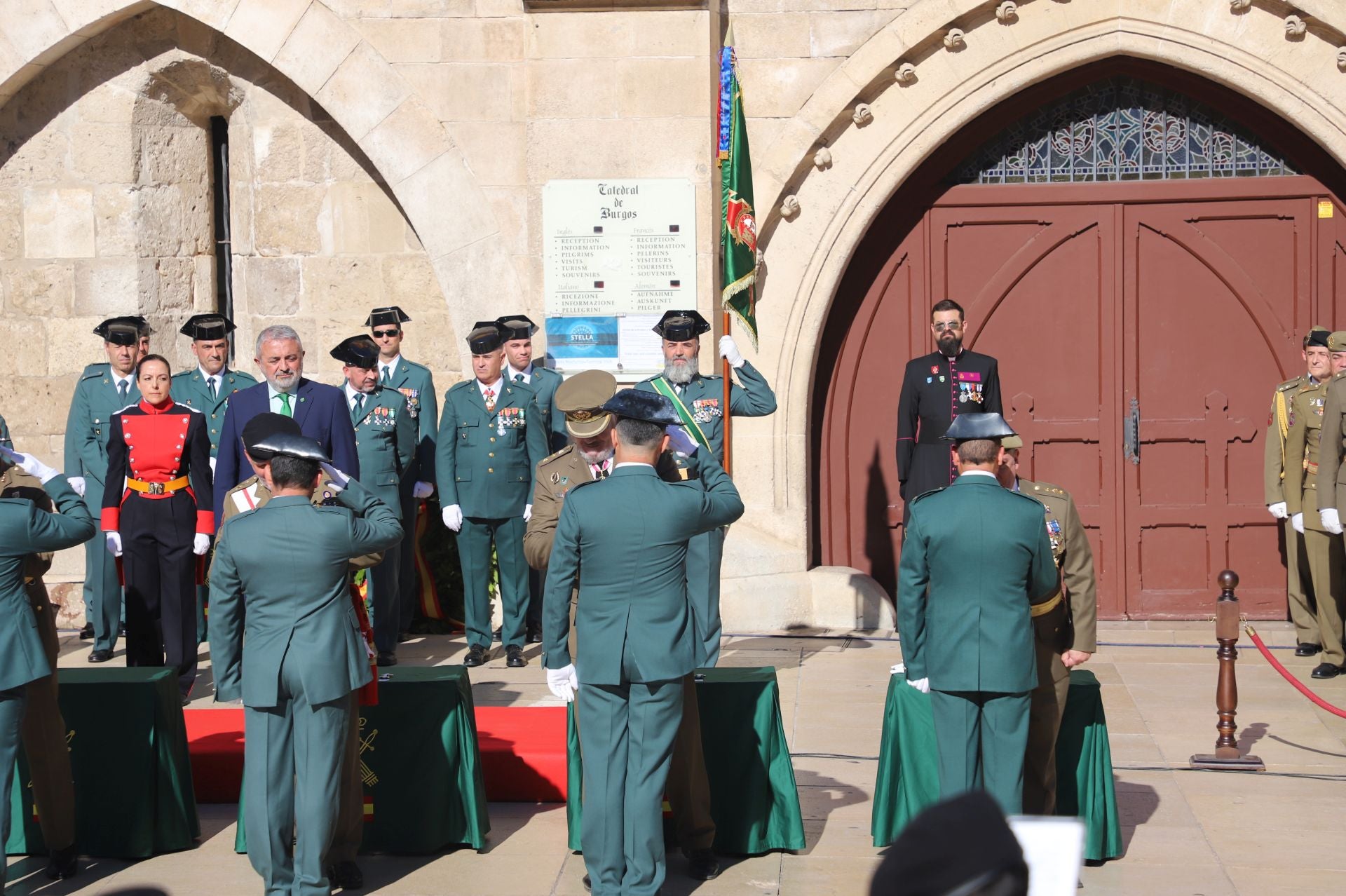 El acto de la Guardia Civil frente a la Catedral de Burgos, en imágenes