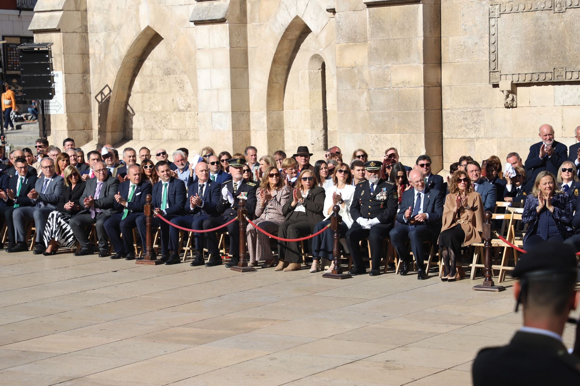 El acto de la Guardia Civil frente a la Catedral de Burgos, en imágenes
