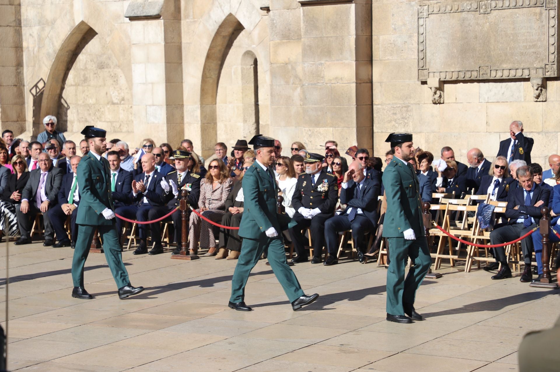 El acto de la Guardia Civil frente a la Catedral de Burgos, en imágenes