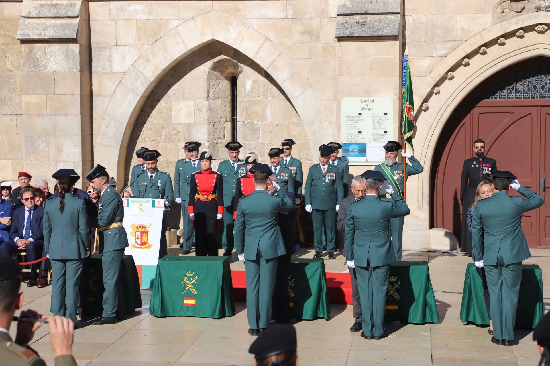 El acto de la Guardia Civil frente a la Catedral de Burgos, en imágenes