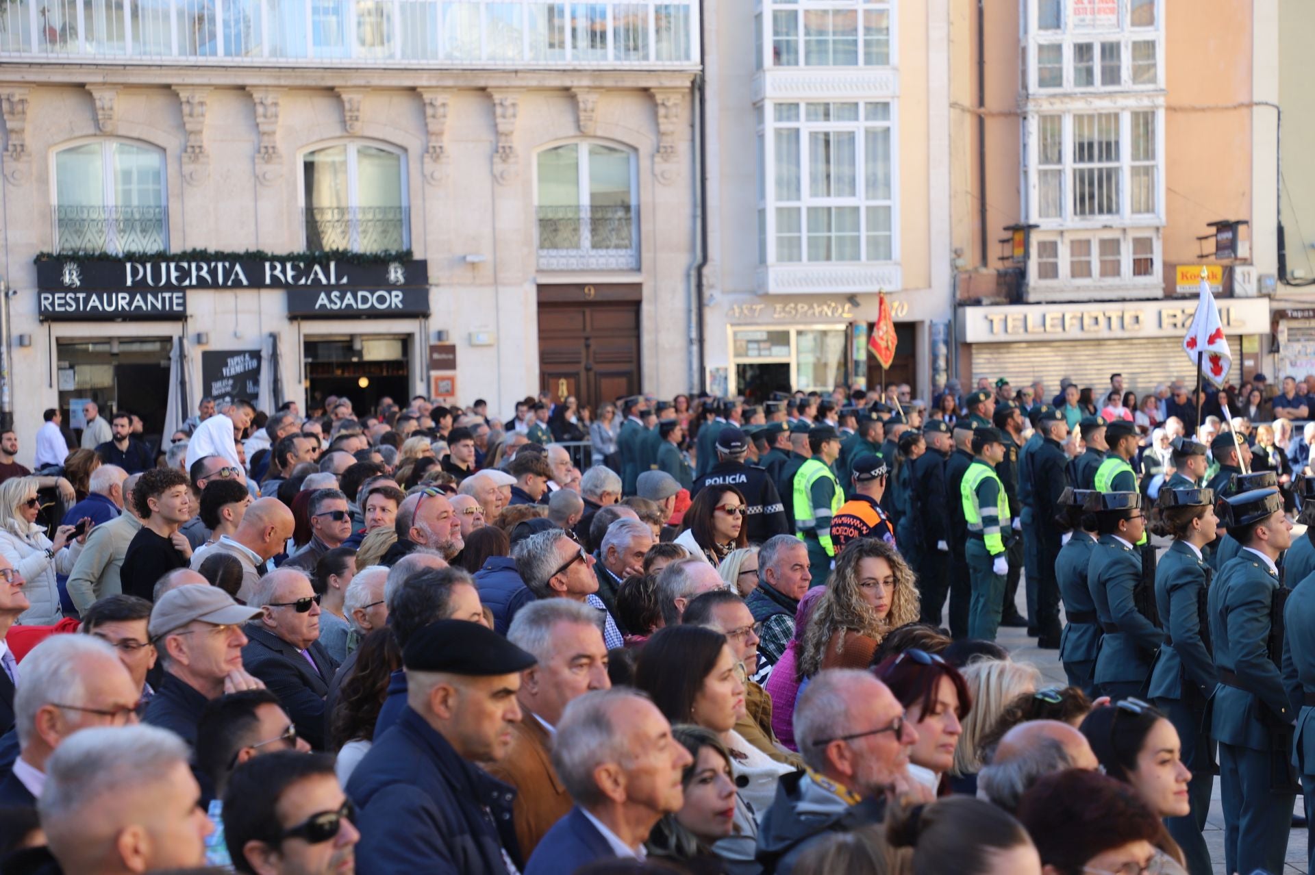 El acto de la Guardia Civil frente a la Catedral de Burgos, en imágenes