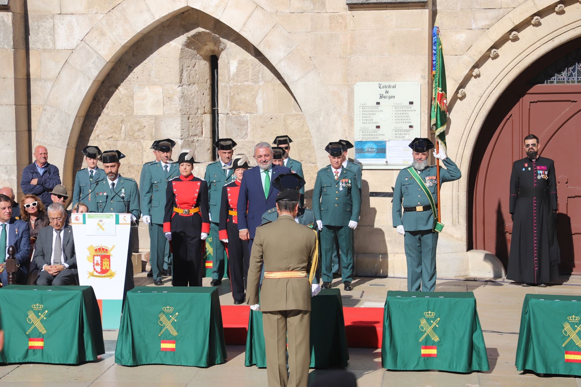 El acto de la Guardia Civil frente a la Catedral de Burgos, en imágenes