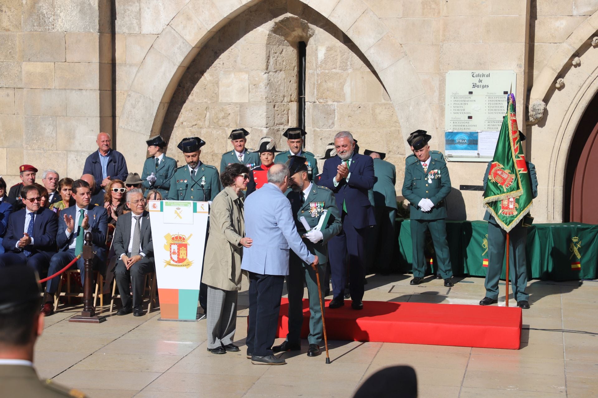 El acto de la Guardia Civil frente a la Catedral de Burgos, en imágenes