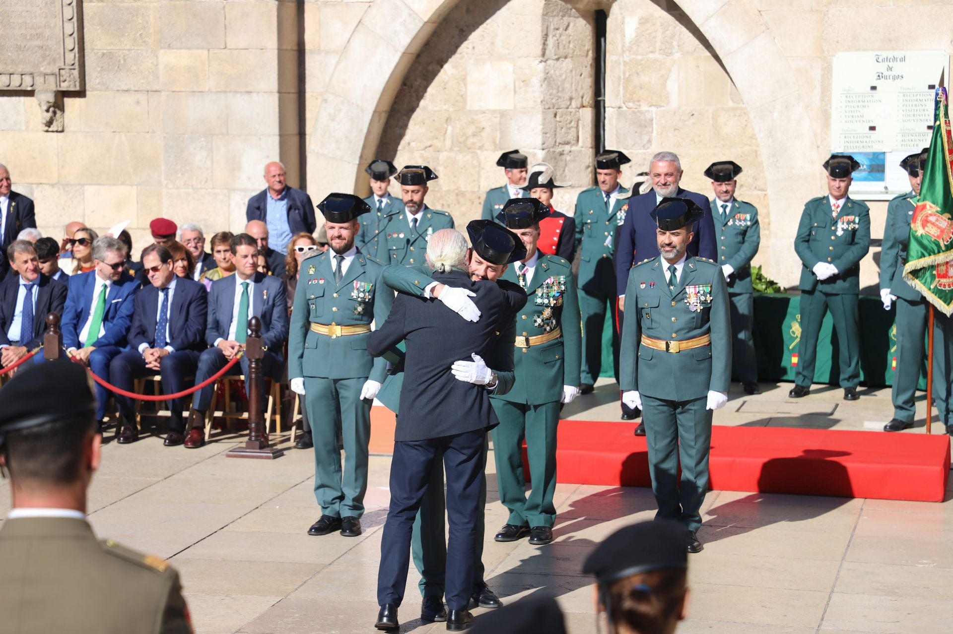 El acto de la Guardia Civil frente a la Catedral de Burgos, en imágenes
