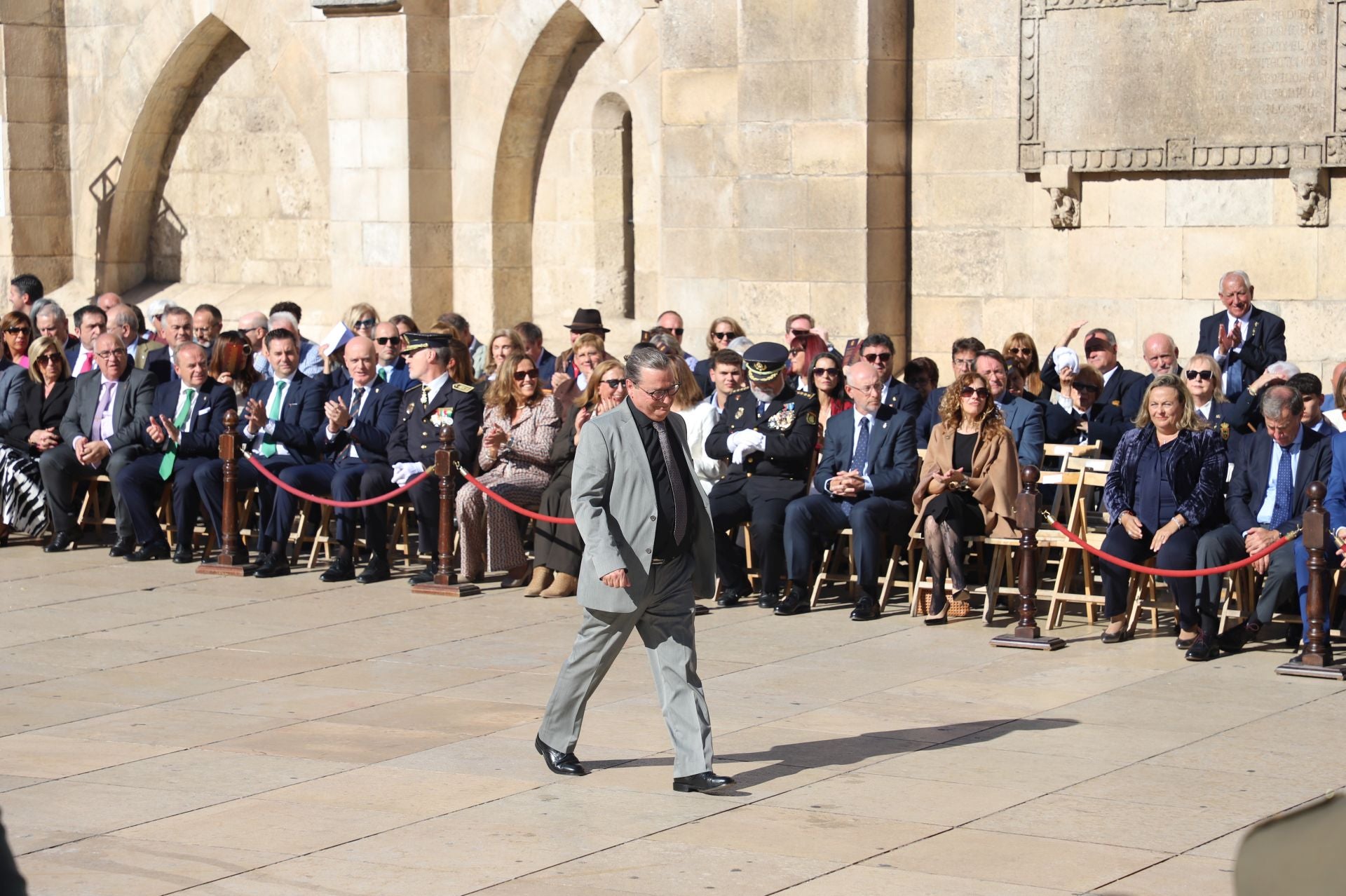 El acto de la Guardia Civil frente a la Catedral de Burgos, en imágenes