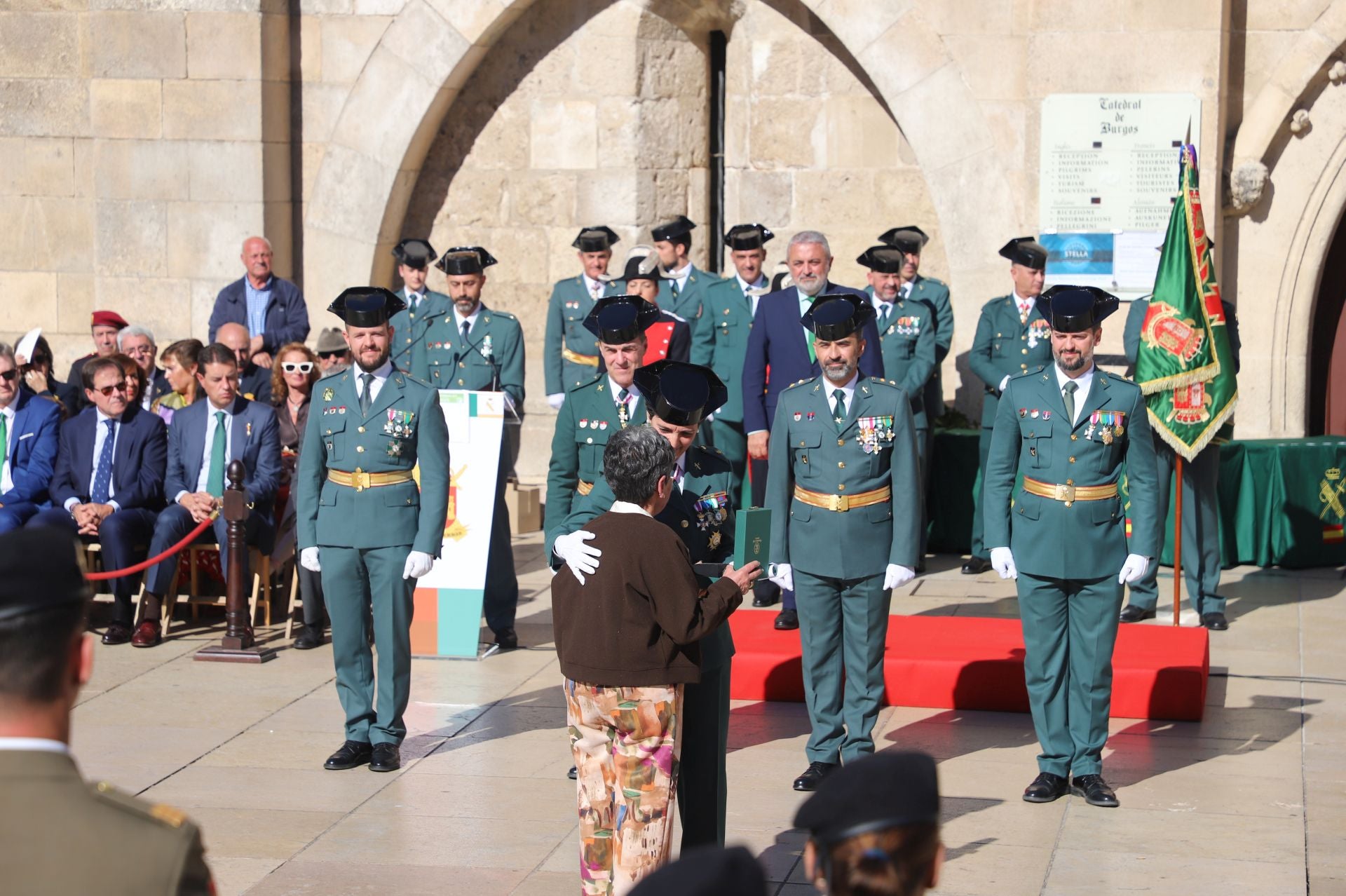 El acto de la Guardia Civil frente a la Catedral de Burgos, en imágenes