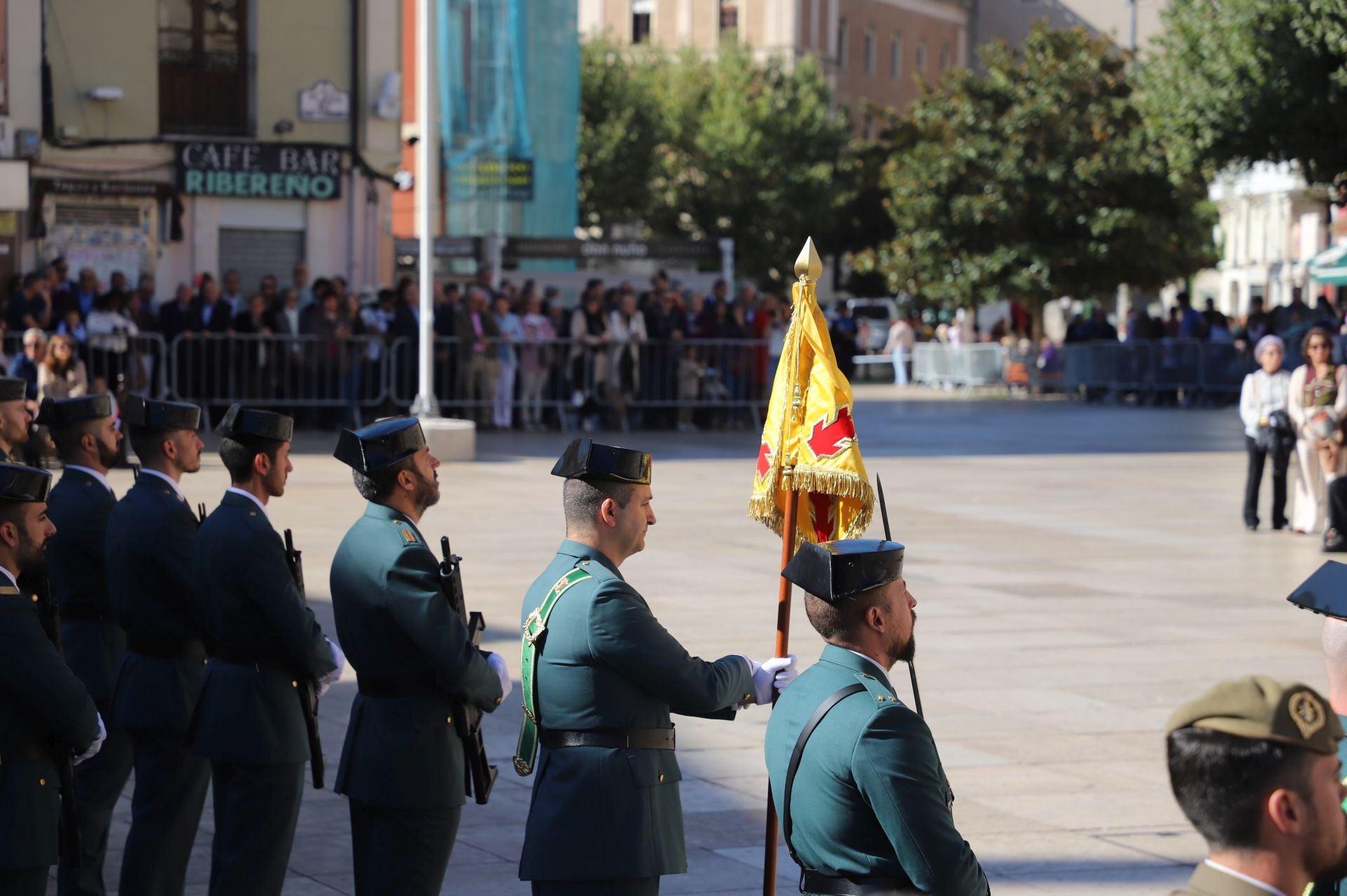 El acto de la Guardia Civil frente a la Catedral de Burgos, en imágenes