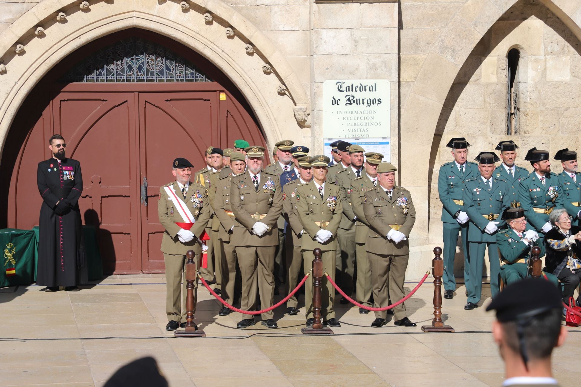 El acto de la Guardia Civil frente a la Catedral de Burgos, en imágenes