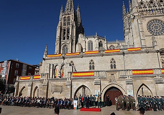Imagen del acto realizado por la Guardia Civil frente a la Catedral de Burgos.
