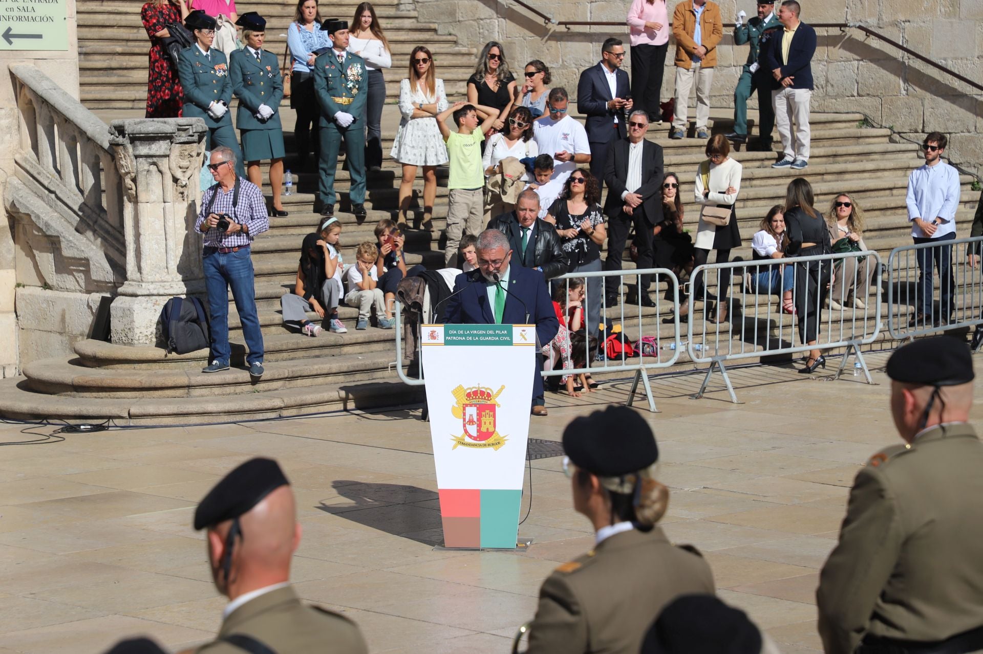 El acto de la Guardia Civil frente a la Catedral de Burgos, en imágenes