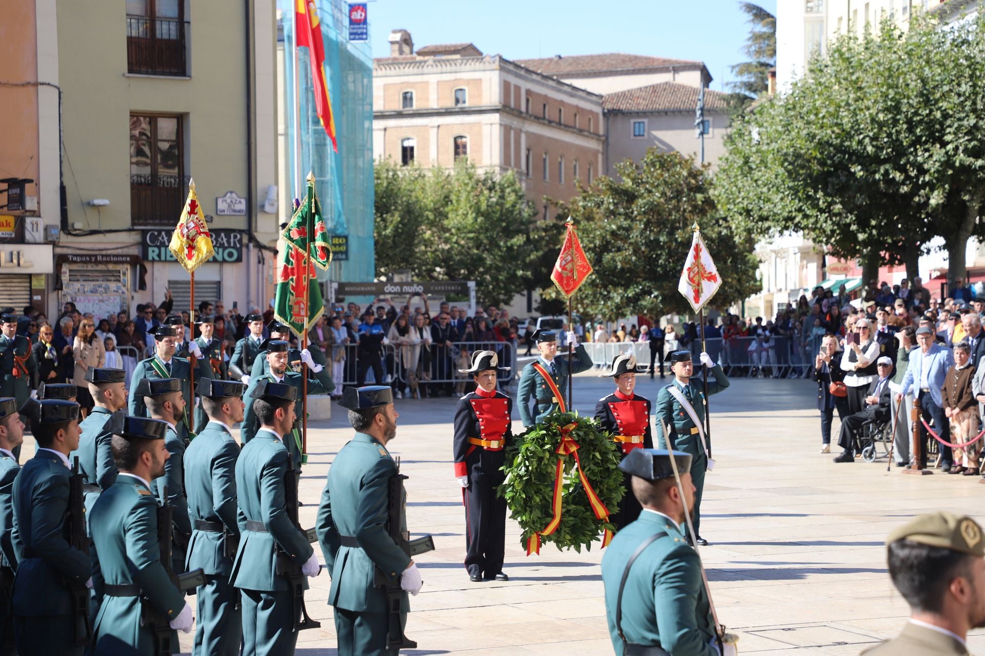 El acto de la Guardia Civil frente a la Catedral de Burgos, en imágenes