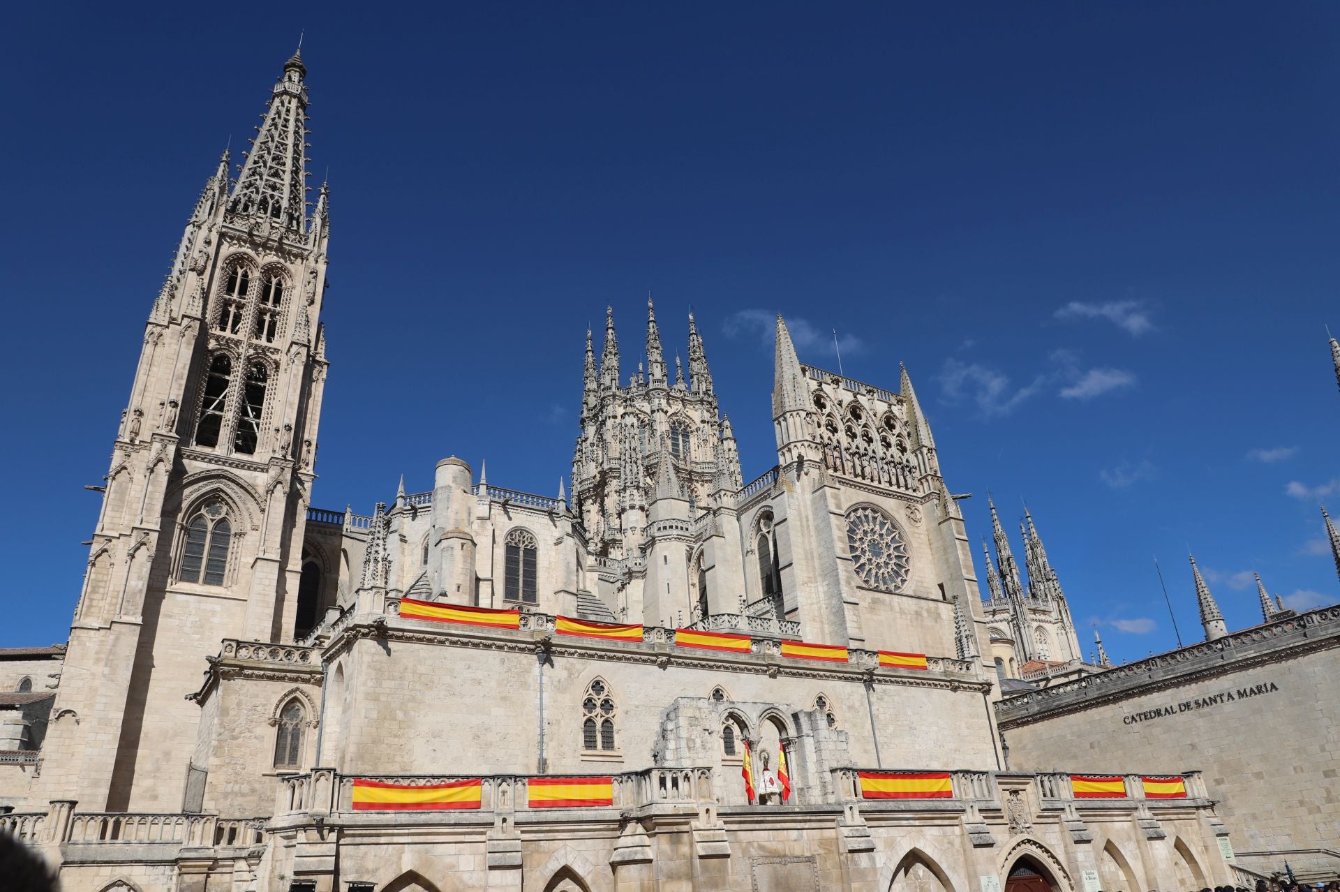 El acto de la Guardia Civil frente a la Catedral de Burgos, en imágenes
