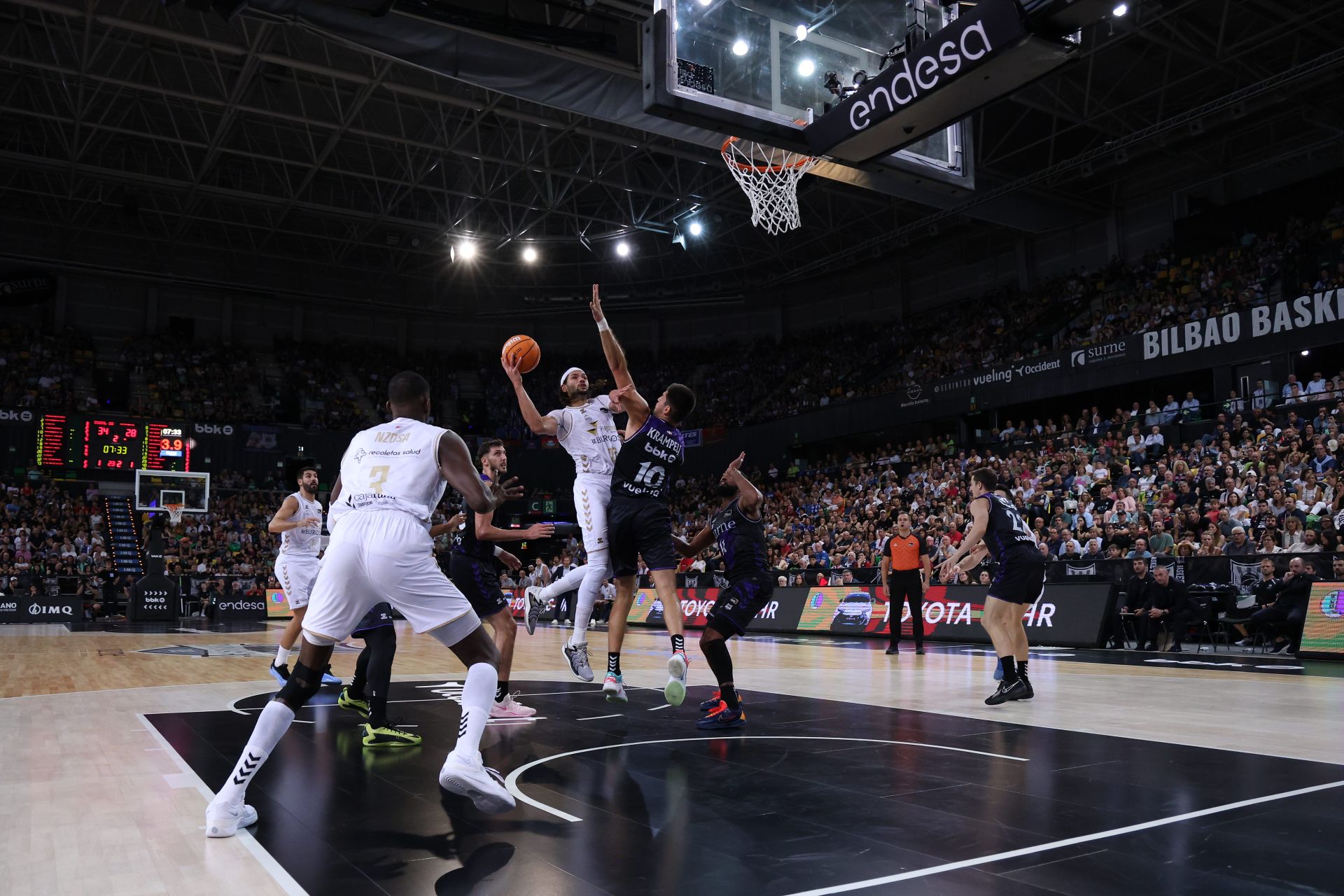 El encuentro del San Pablo Burgos frente al Bilbao Basket, en imágenes