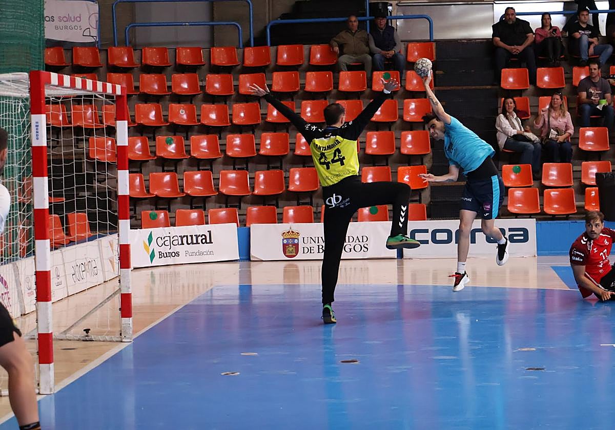 Daniel Santamaría en un lance del partido.