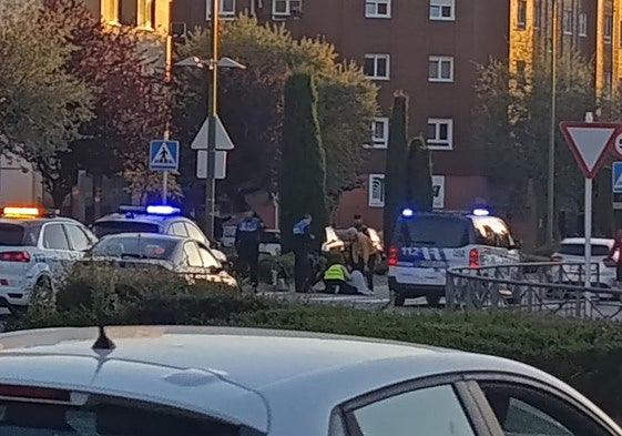 Momento en el que la Policía Local atiende a la mujer herida.