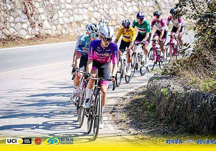 José Luis Faura marca el ritmo en el pelotón para defender al maillot amarillo.