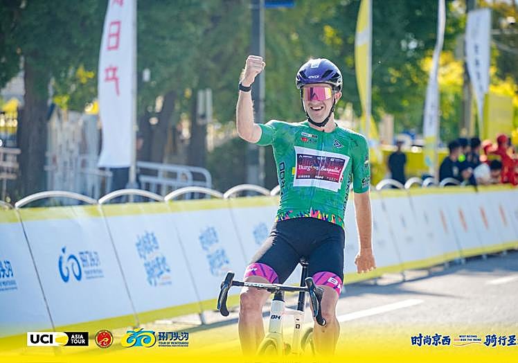Clément Alleno celebra su primera victoria como profesional.