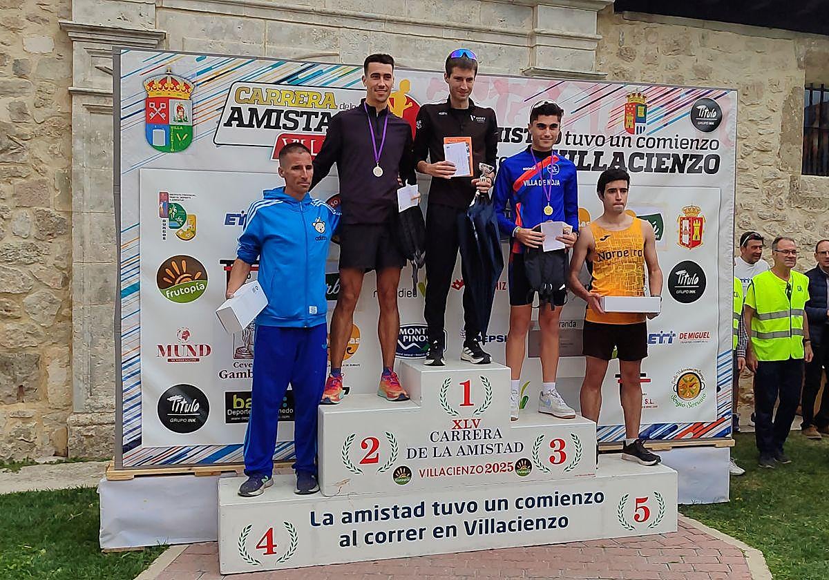 Podio con los ganadores de las pruebas masculinas.