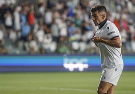 Curro Sánchez se señala el escudo tras anotar en el partido ante la Cultural Leonesa en El Plantío.