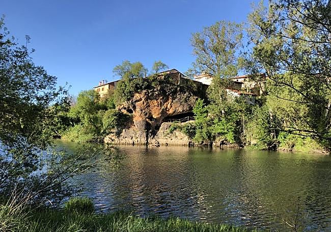 Imágen del exterior de «La Cueva» bajo Cillaperlata.
