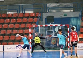 Daniel Santamaría defiende la portería del UBU San Pablo Burgos.