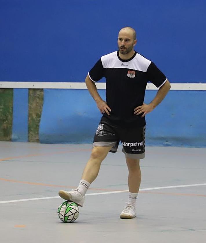 Imagen secundaria 2 - Imágenes de un entrenamiento del equipo de futbol sala de Arcos de la Llana.