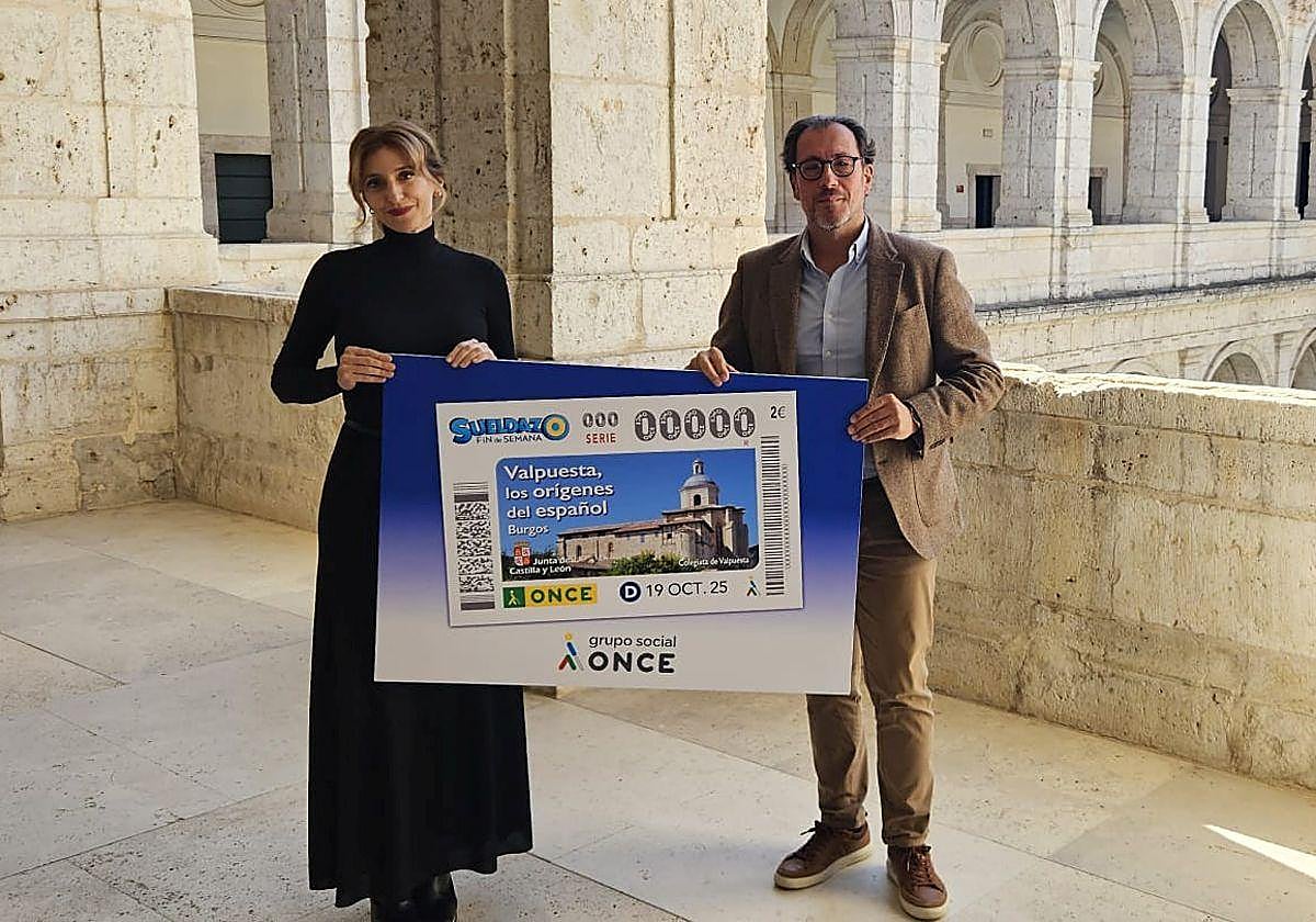 La viceconsejera de Acción Cultural, Mar Sancho, y el delegado de la ONCE de Castilla y León, Ismael Pérez, en la presentación del cupón.