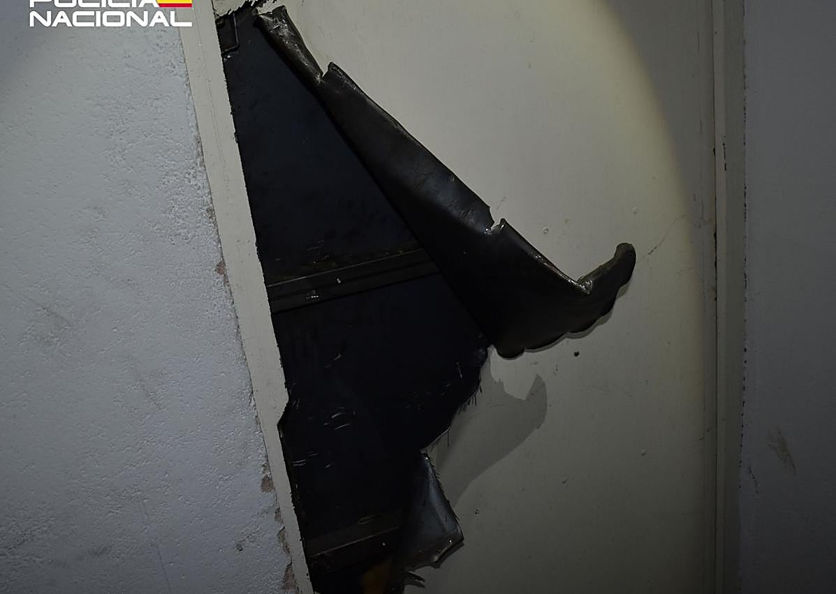 Imagen secundaria 1 - Cinco detenidos por el robo de centenares de prendas de cuero en una tienda cerrada de Burgos