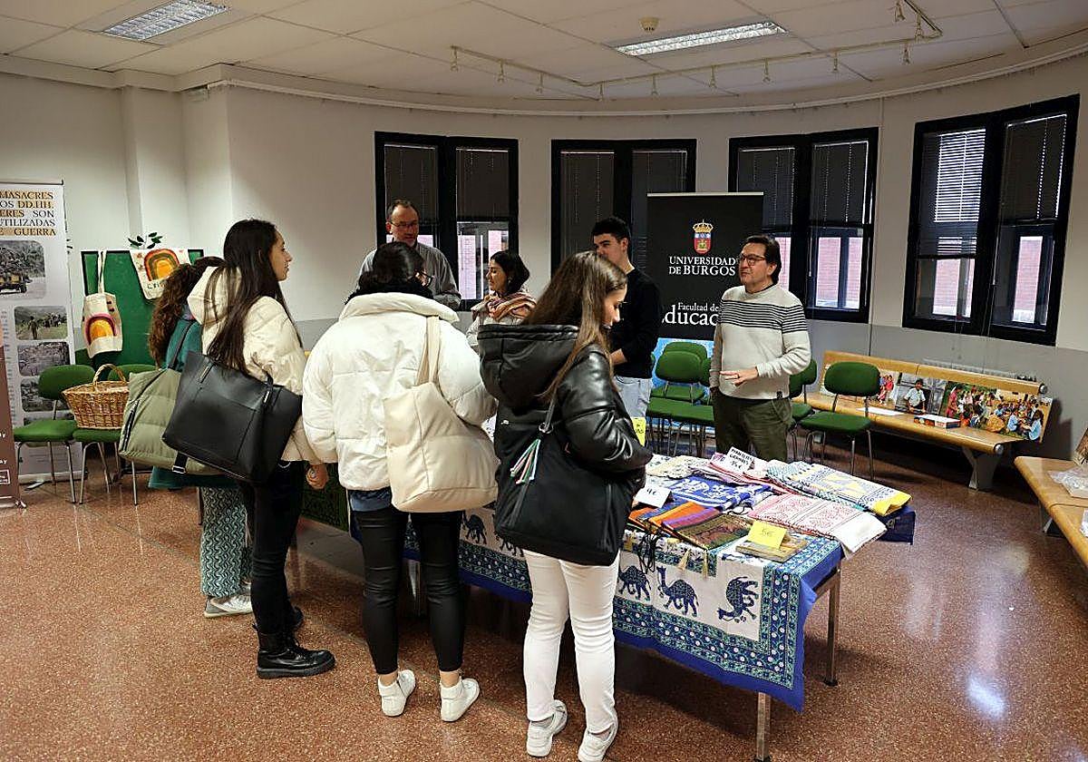Imagen del mercadillo de productos solidarios y de comercio justo, de la pasada edición.