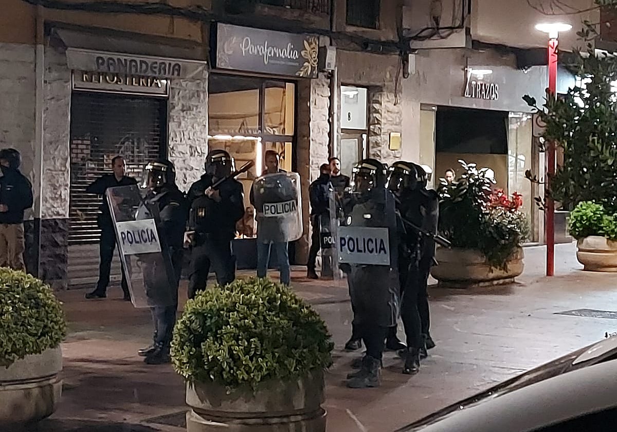 Una familia abandona Miranda escoltada por la policía tras días de enfrentamientos vecinales