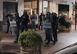 Amplio dispositivo policial en Miranda de Ebro para escoltar a una familia.
