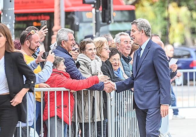 Feijóo saludando a los asistentes en la entrada del Fórum Evolución de Burgos.