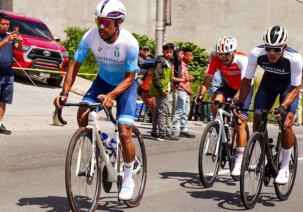 El guatemalteco, al ataque durante la prueba en ruta.