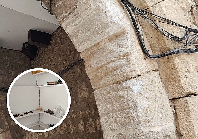 Arco del Amparo, en el barrio de Huelgas, con las marcas de las rozaduras de vehículas y, en miniatura, las grietas de las casas cercanas.