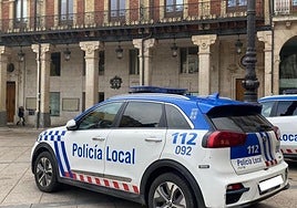 Imagen de archivo de dos dotaciones de la Policía Local de Burgos.