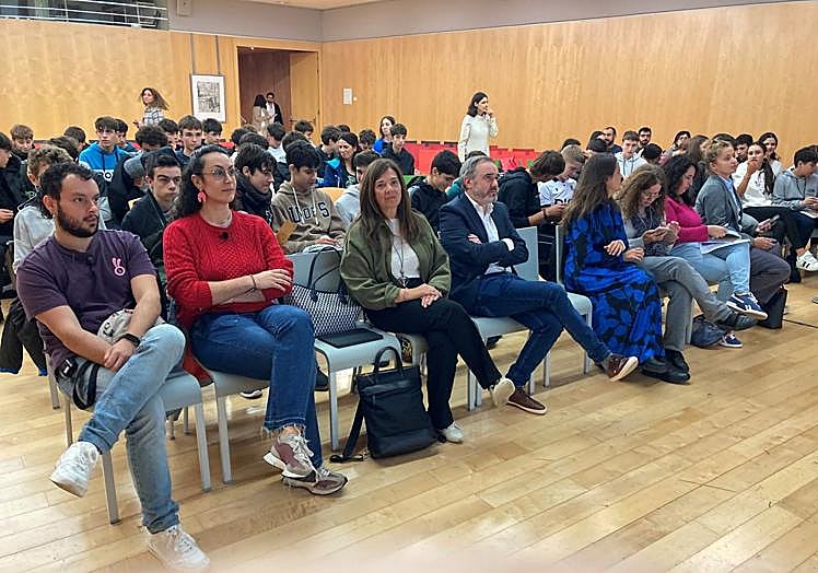 Asistentes a la proyección del corto 'Descubriendo el pasado, eligiendo el futuro'.