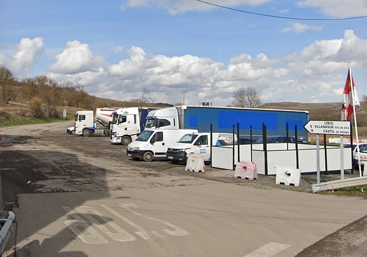Cruce de la carretera a Castil de peones con la N-12o en Villafranca Montes de Oca.