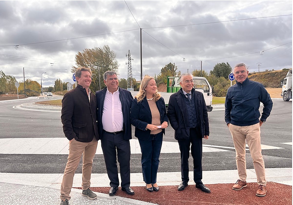 Un momento de la visita a la nueva glorieta.