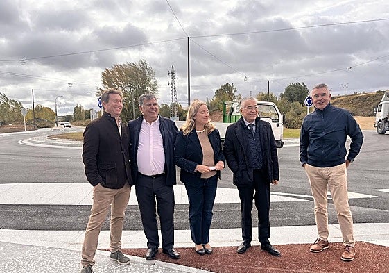 Un momento de la visita a la nueva glorieta.